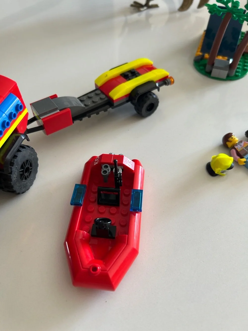 LEGO 60412 4x4 Fire Truck with Rescue Boat retired - Picture 12 of 16